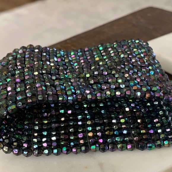 Elastic and opalescent beaded bracelet - Picture 2 of 3